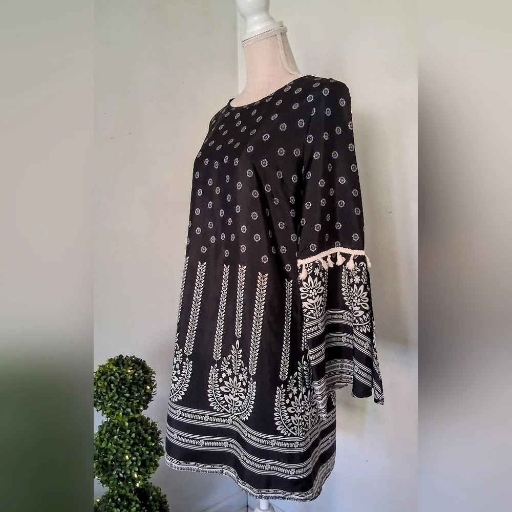 Black & White Blouse - Pom Pom Banded Sleeves - Open Sleeves - Large - Picture 2 of 8